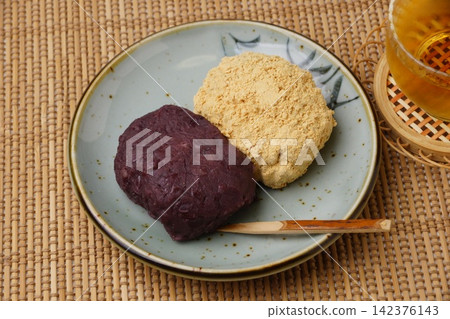 Ohagi (rice cakes) and Kinako Botamochi (rice cakes coated in roasted soybean flour) Ohagi (rice cakes) and Kinako Botamochi (rice cakes coated in roasted soybean flour) 142376143