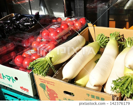 [Kagurazaka Street, Tokyo] Greengrocer and shopping street 142376179