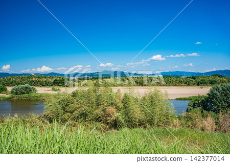 A summer scene along the Kizu River, Yawata City, Kyoto Prefecture A summer scene along the Kizu River, Yawata City, Kyoto Prefecture 142377014
