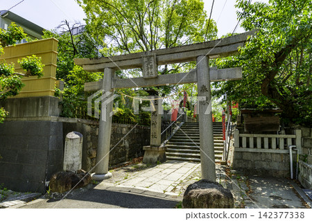大阪府大阪市真田山三光神社,設有單柱鳥居。 大阪府大阪市真田山三光神社,設有單柱鳥居。 142377338