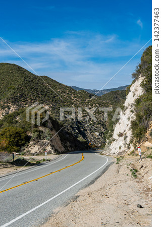 一段駕車場景,展現了洛杉磯附近丘陵地區蜿蜒的道路和自然風光。 一段駕車場景,展現了洛杉磯附近丘陵地區蜿蜒的道路和自然風光。 142377463