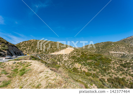 一段駕車場景,展現了洛杉磯附近丘陵地區蜿蜒的道路和自然風光。 一段駕車場景,展現了洛杉磯附近丘陵地區蜿蜒的道路和自然風光。 142377464