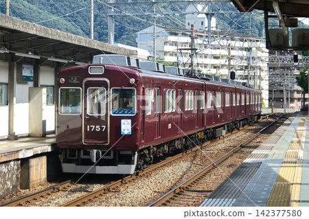 The Nose Railway 1700 series train, displaying a commemorative service sign before its retirement, is stopped at Uguisunomori Station. The Nose Railway 1700 series train, displaying a commemorative service sign before its retirement, is stopped at Uguisunomori Station. 142377580