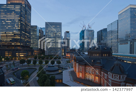 黃昏時分的東京站丸之內大樓和丸之內摩天大樓群。 黃昏時分的東京站丸之內大樓和丸之內摩天大樓群。 142377997