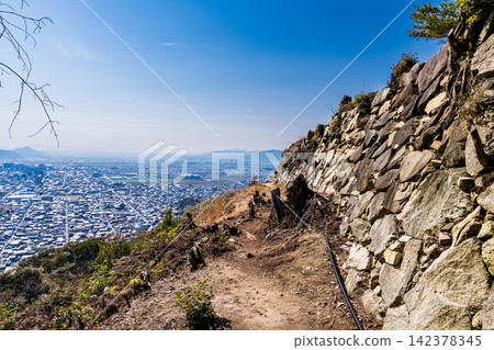 [Continued Top 100 Japanese Castles] Hachimanyama Castle: Outpost Stone Walls and Omihachiman City, Shiga Prefecture, Omihachiman City 142378345