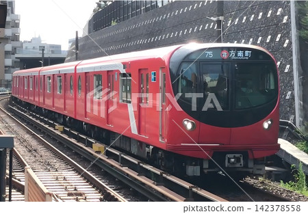 開往本南町的東京地鐵丸之內線2000系列列車(2106組)抵達後樂園站。 開往本南町的東京地鐵丸之內線2000系列列車(2106組)抵達後樂園站。 142378558
