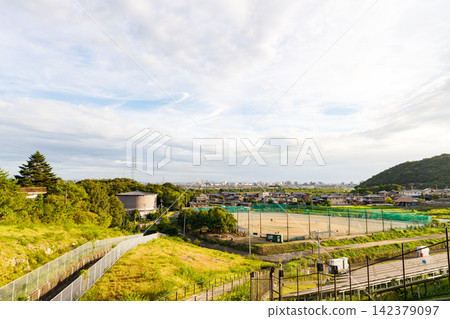 從環繞平曾湖的步道上看到的兵庫縣加古川市。 從環繞平曾湖的步道上看到的兵庫縣加古川市。 142379097