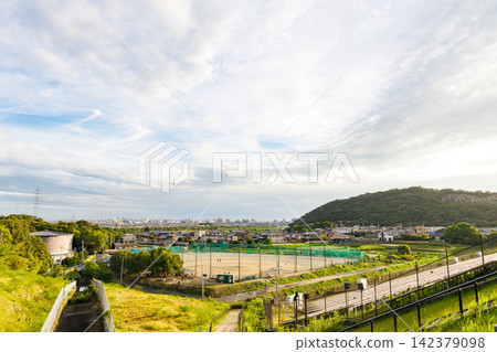 從環繞平曾湖的步道上看到的兵庫縣加古川市。 從環繞平曾湖的步道上看到的兵庫縣加古川市。 142379098
