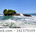 The beautiful traditional Balinese temple Tanah Lot, built on a rocky outcrop in the sea, and the crashing waves. 142379109