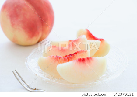 玻璃盤上的桃片 玻璃盤上的桃片 142379131