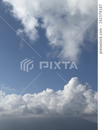 Cloudy sky Cloudy sky 142379187