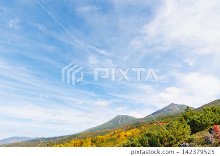 十勝山脈的美瑛山和美瑛富士山(北海道秋季) 十勝山脈的美瑛山和美瑛富士山(北海道秋季) 142379525