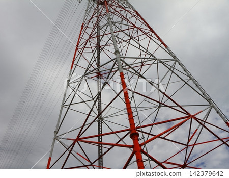 陰雲密布的天空和一座輸電塔 陰雲密布的天空和一座輸電塔 142379642
