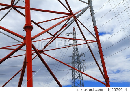 陰雲密布的天空和一座輸電塔 陰雲密布的天空和一座輸電塔 142379644