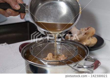 Efficient bone broth production: strain and extract nutrients for waste-minimizing home stock Efficient bone broth production: strain and extract nutrients for waste-minimizing home stock 142380021
