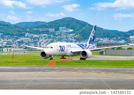 一架經過特別塗裝的波音787飛機（從伊丹機場起飛） 142380132