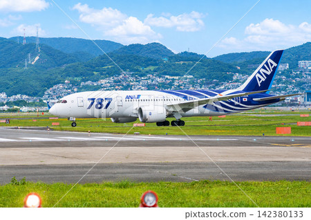 一架經過特別塗裝的波音787飛機(從伊丹機場起飛) 一架經過特別塗裝的波音787飛機(從伊丹機場起飛) 142380133