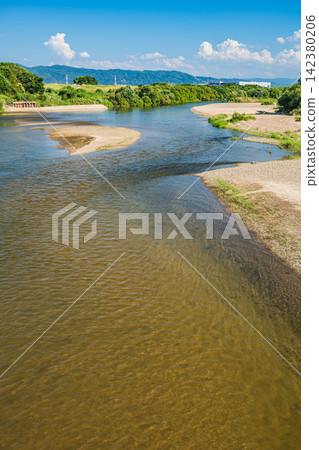 A summer scene along the Kizu River, Yawata City, Kyoto Prefecture A summer scene along the Kizu River, Yawata City, Kyoto Prefecture 142380206