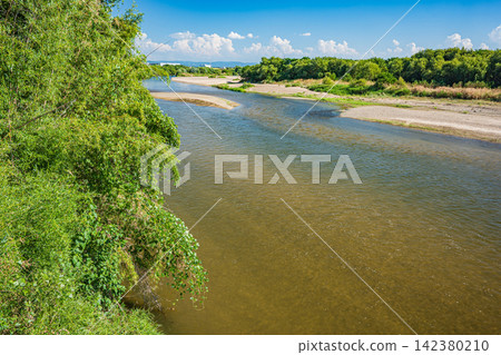 A summer scene along the Kizu River, Yawata City, Kyoto Prefecture A summer scene along the Kizu River, Yawata City, Kyoto Prefecture 142380210