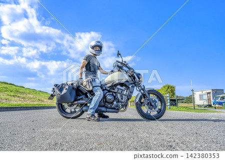 一名男性騎士騎著一輛大型摩托車沿著江戶川河岸行駛。 142380353