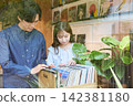 一對年輕夫婦在唱片行挑選唱片 142381180