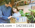 一對年輕夫婦在唱片行挑選唱片 142381181