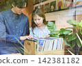 一對年輕夫婦在唱片行挑選唱片 142381182