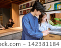 一對情侶在唱片行一起挑選唱片 142381184