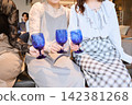 女士們舉著藍色酒杯碰杯 | 派對場景 142381268