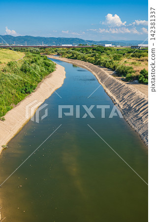 京都府久瀨郡久宮山町木津川沿岸的仲夏景色 京都府久瀨郡久宮山町木津川沿岸的仲夏景色 142381337