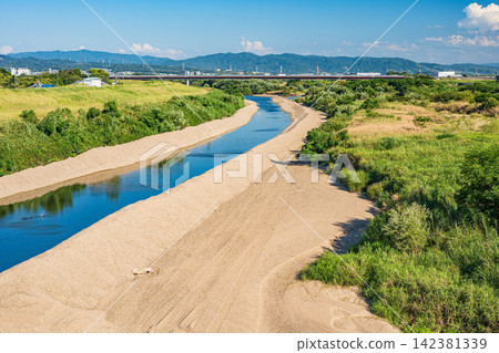 京都府久瀨郡久宮山町木津川沿岸的仲夏景色 京都府久瀨郡久宮山町木津川沿岸的仲夏景色 142381339