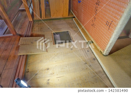 The condition after removing the tatami mats from the old house and the inspection hatch The condition after removing the tatami mats from the old house and the inspection hatch 142381490