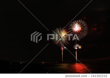 夏日夜空綻放的大型煙花 夏日夜空綻放的大型煙花 142381532