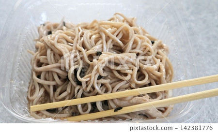 日式蕎麥麵的特寫 日式蕎麥麵的特寫 142381776