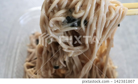 吃日式蕎麥麵 吃日式蕎麥麵 142381807