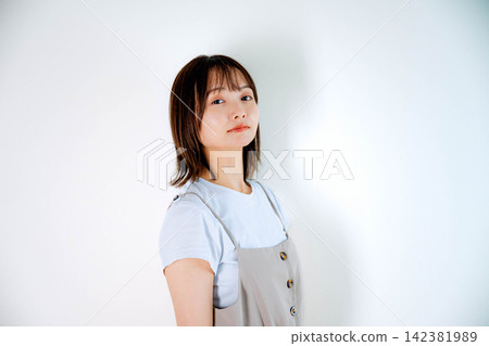 以白色為背景的女性上半身肖像照。 以白色為背景的女性上半身肖像照。 142381989