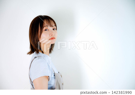 年輕女子的上半身肖像 142381990
