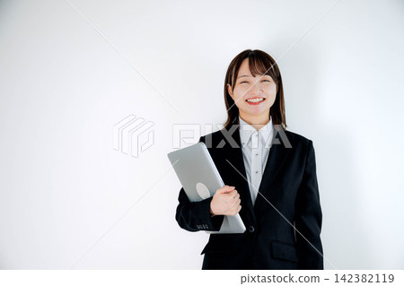 身著職業套裝的女商人。 身著職業套裝的女商人。 142382119