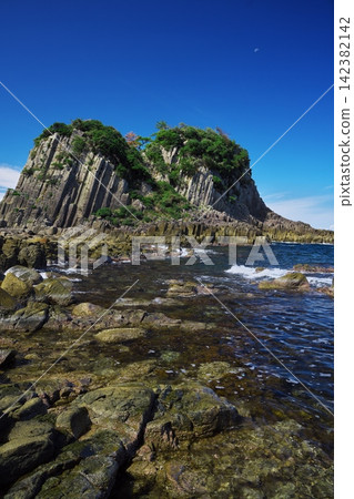 Hokoshima Island and the crescent moon against a clear autumn sky. Hokoshima Island and the crescent moon against a clear autumn sky. 142382142
