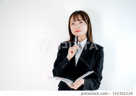 西裝的年輕女商人 西裝的年輕女商人 142382220
