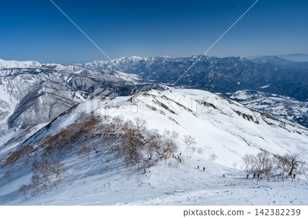 冬季登山者計劃經由八方山脊攀登唐松岳。 冬季登山者計劃經由八方山脊攀登唐松岳。 142382239