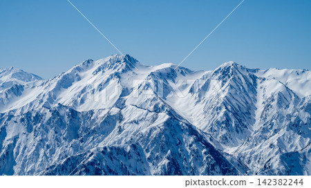 冬季從唐松山頂眺望白雪皚皚的立山三峰。 142382244