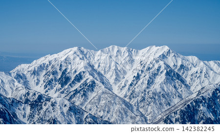 冬季從唐松山頂眺望白雪皚皚的凱加奇三峰。 冬季從唐松山頂眺望白雪皚皚的凱加奇三峰。 142382245