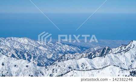 冬季從唐松山頂眺望富山縣和日本海 142382246