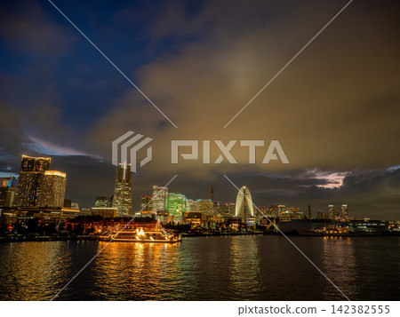 Evening view of Minatomirai seen from Osanbashi Evening view of Minatomirai seen from Osanbashi 142382555