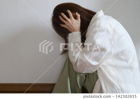 女子雙手抱頭-壓力 女子雙手抱頭-壓力 142382655