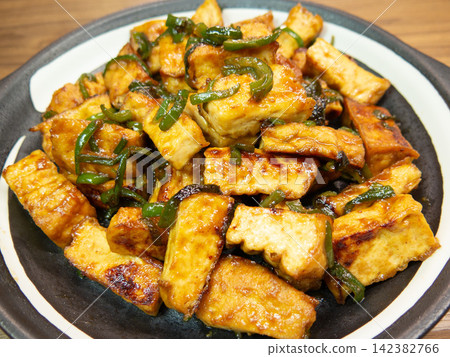味噌炒炸豆腐和甜椒 味噌炒炸豆腐和甜椒 142382766