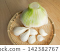 露天種植的巨型大蒜。 露天種植的巨型大蒜。 142382767