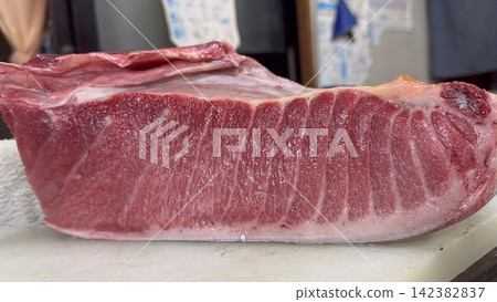 在日本附近海域捕獲的新鮮藍鰭鮪魚塊 在日本附近海域捕獲的新鮮藍鰭鮪魚塊 142382837