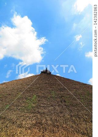 藍天和茅草屋頂 1 藍天和茅草屋頂 1 142382863